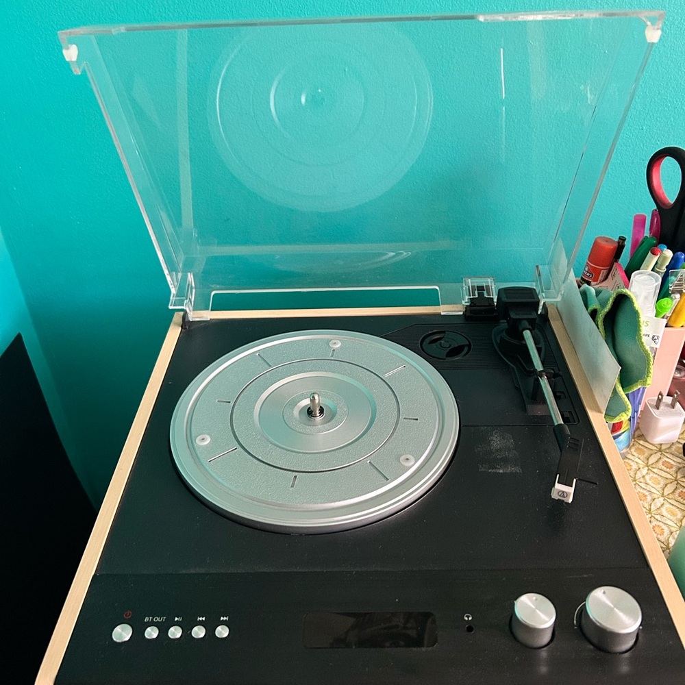 Victrola Eastwood 3 Speed Bluetooth Turntable w Built In Speakers & Dust Cover